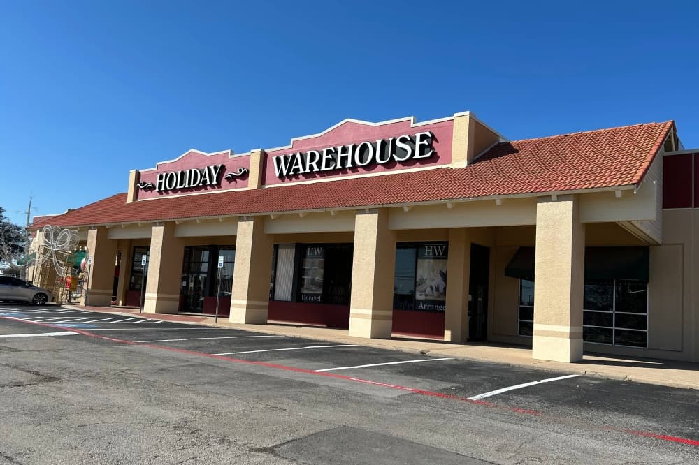 Holiday Warehouse closes retail store in Plano