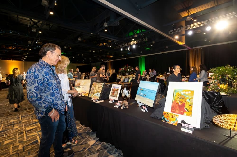 People view art