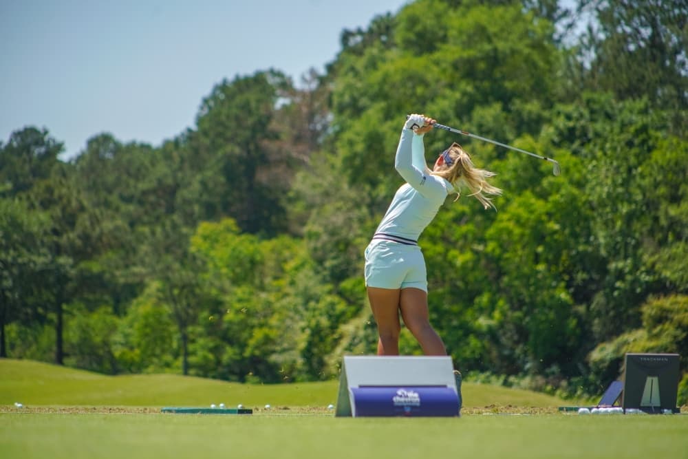 woman golfing