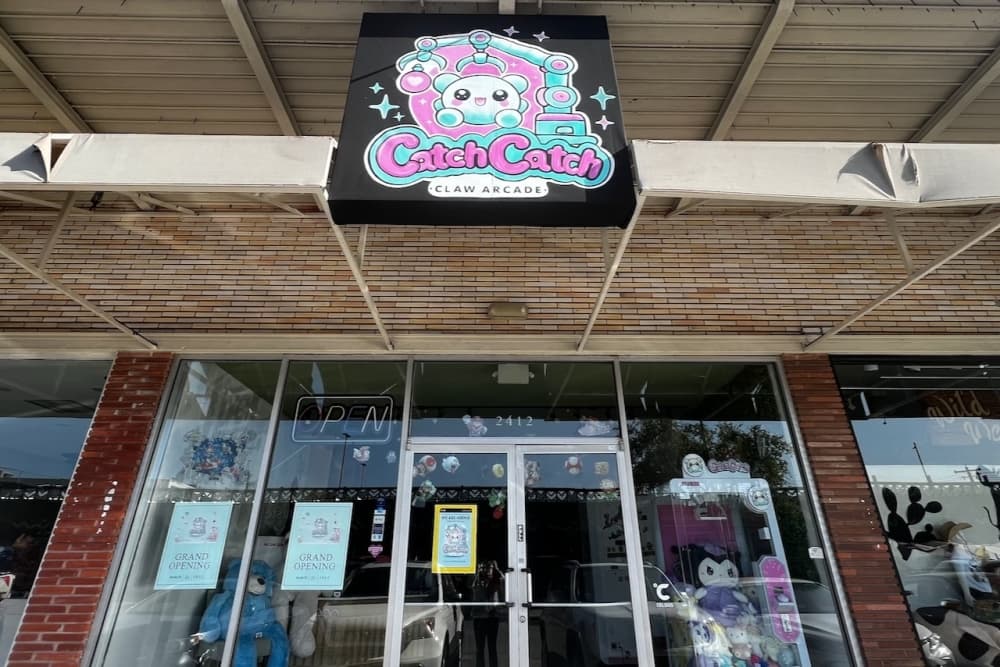 A photo outside Catch Catch Claw Arcade
