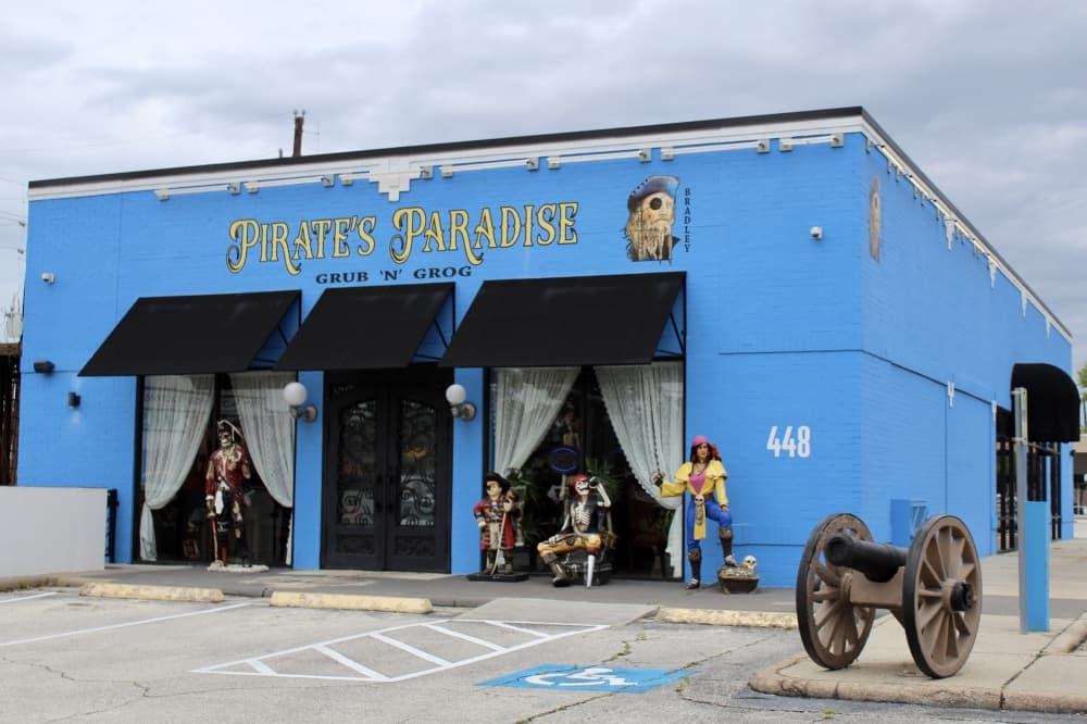 Pirate’s Paradise Grub ‘N’ Grog building