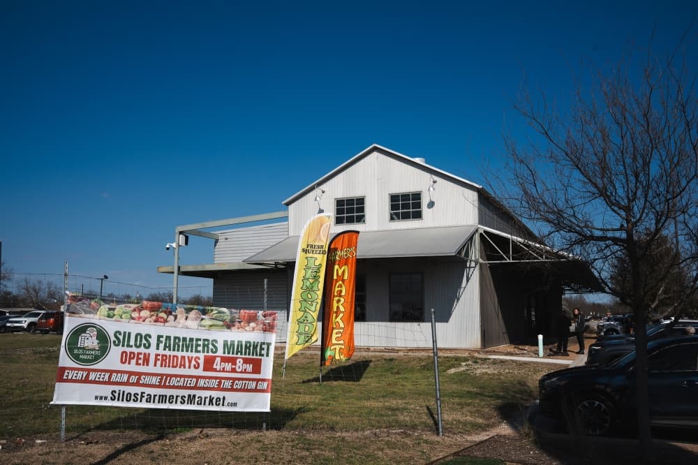 An image of the farmers market sign. 