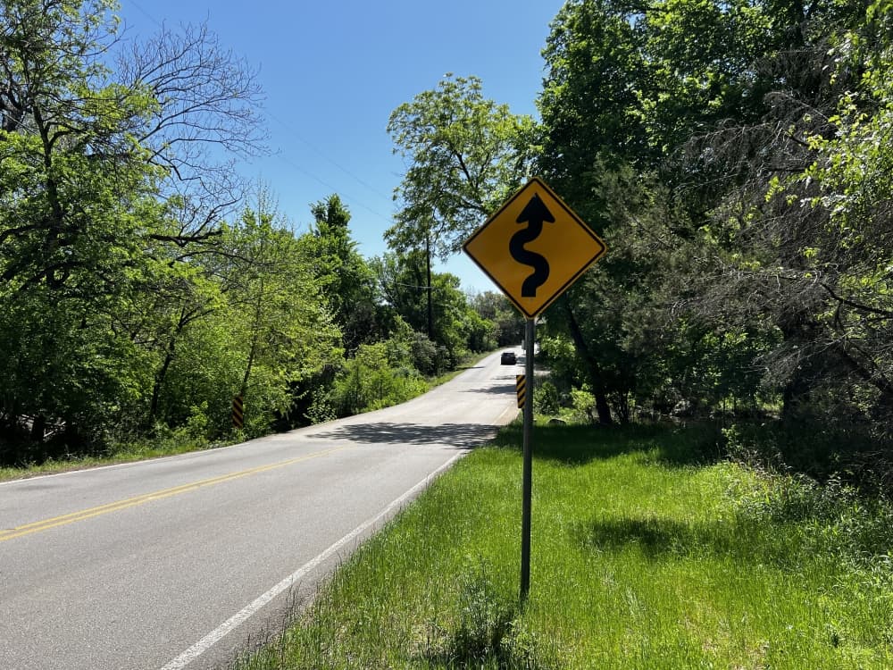 winding road sign 