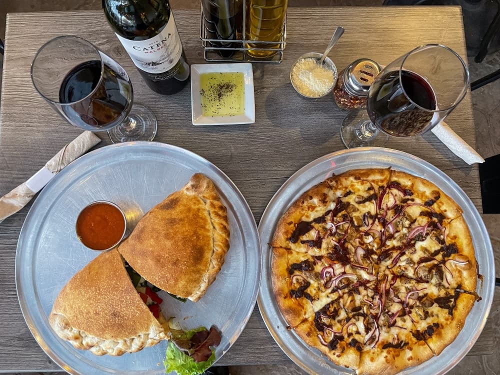 An image of the pizza and calzone served at the business. 