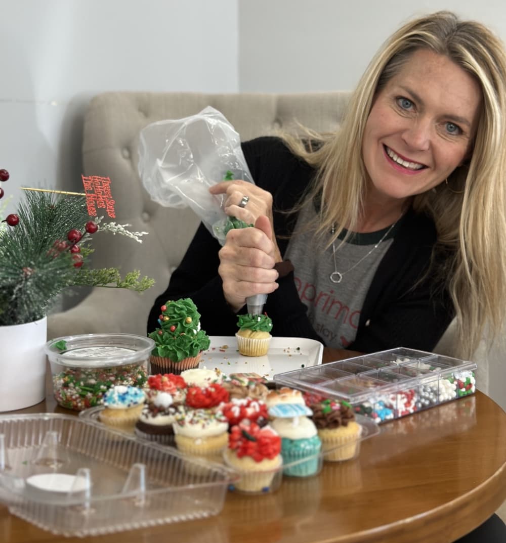 Cupprimo owner Amy Closson decorating cupcakes