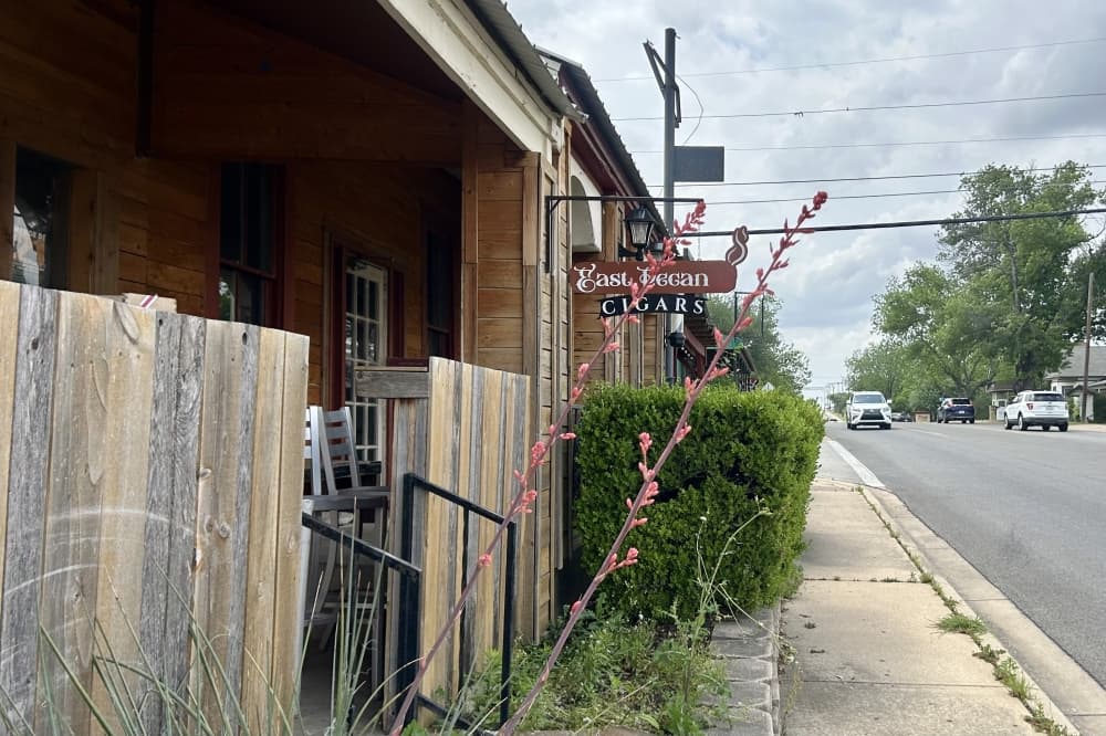 East Pecan Cigars to move into larger lounge space