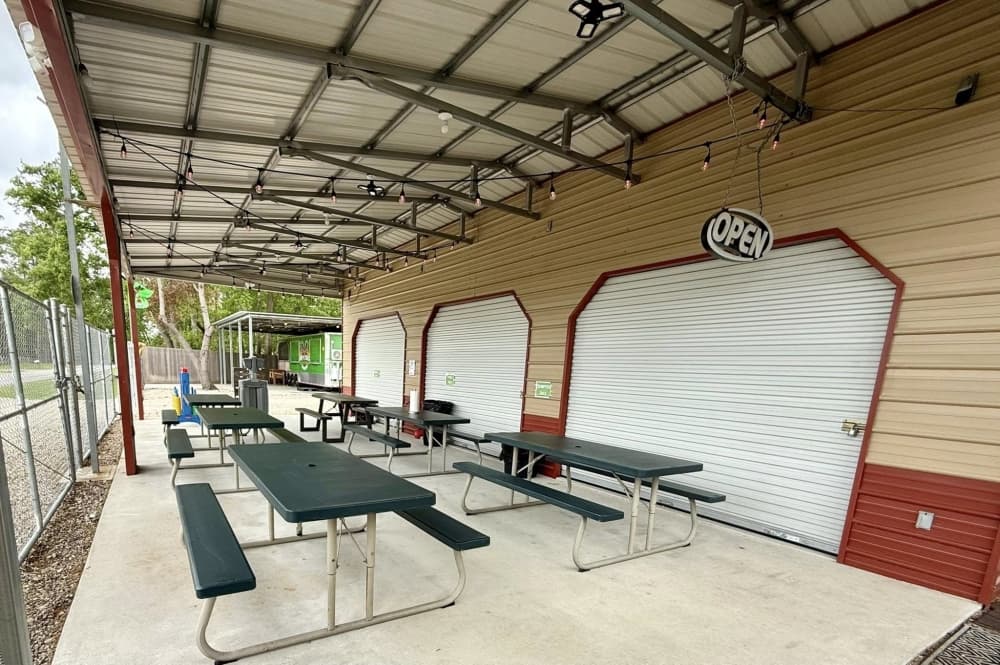 Seating area for Rip'N Tails Crawfish