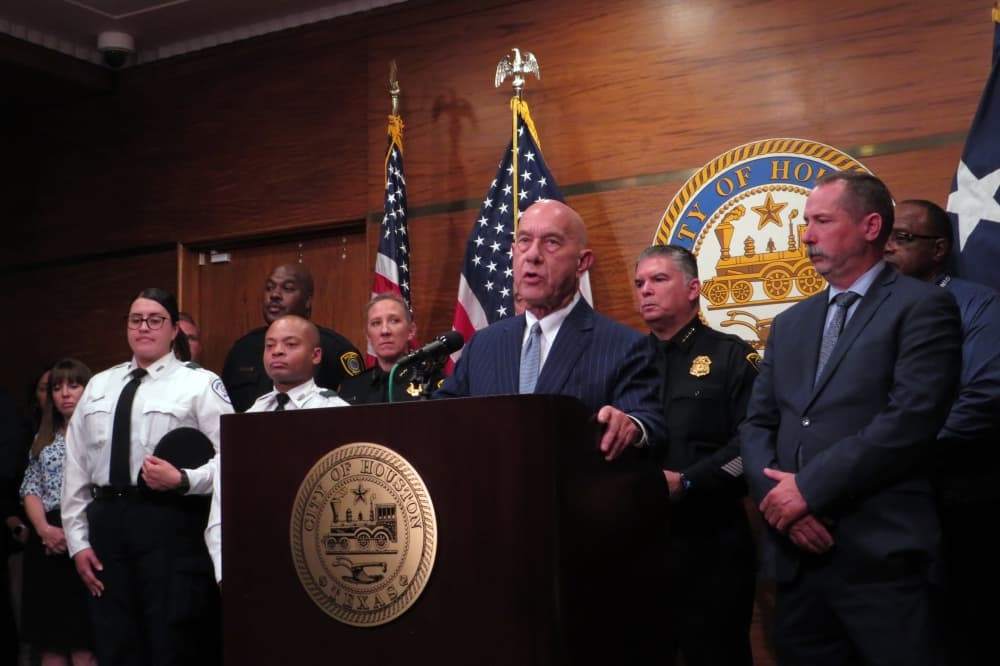 Houston police officers to see 36.5% in salary raises over next 5 years