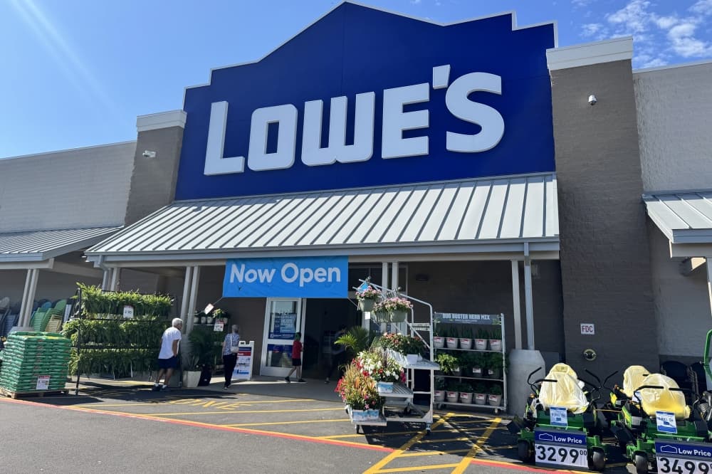 Lowe's celebrates grand opening in Magnolia