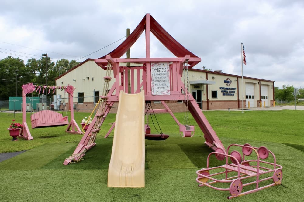 At Junie B’s Snowcones, children can enjoy games and a playground. (Jovanna Aguilar/Community Impact)