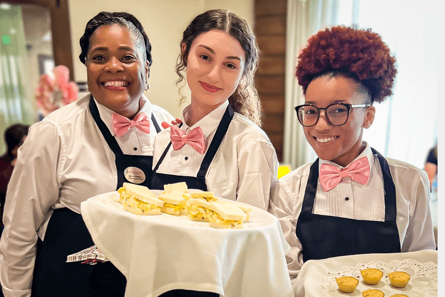 Residents enjoying chef-prepared meals at The Solana Preserve Vintage Park. 