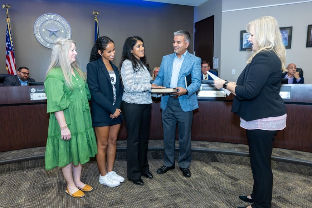 Humble ISD officials swear in 2 new, 1 returning member to board of trustees