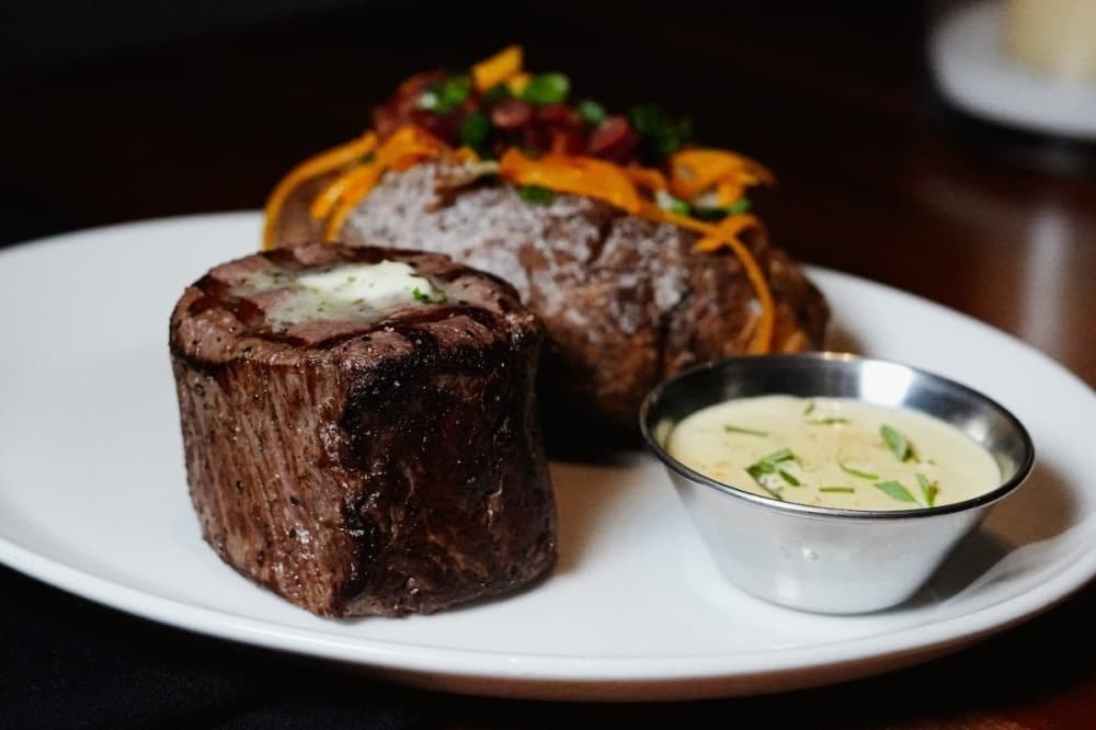 An image of the steak served. 