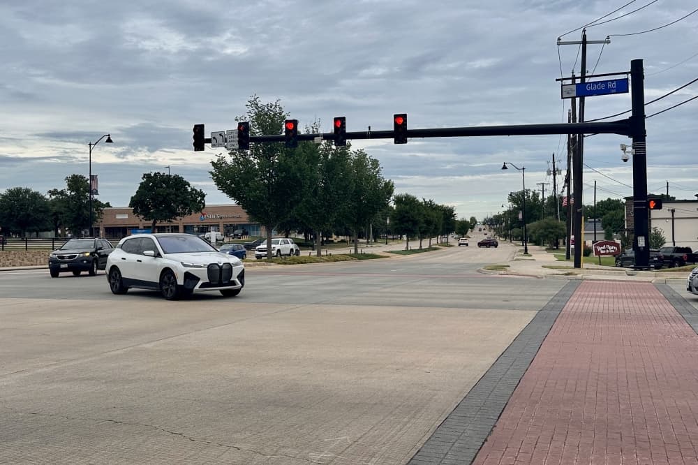Colleyville officials prepare for Christmas season with updated street lights, plus two more approved City Council items