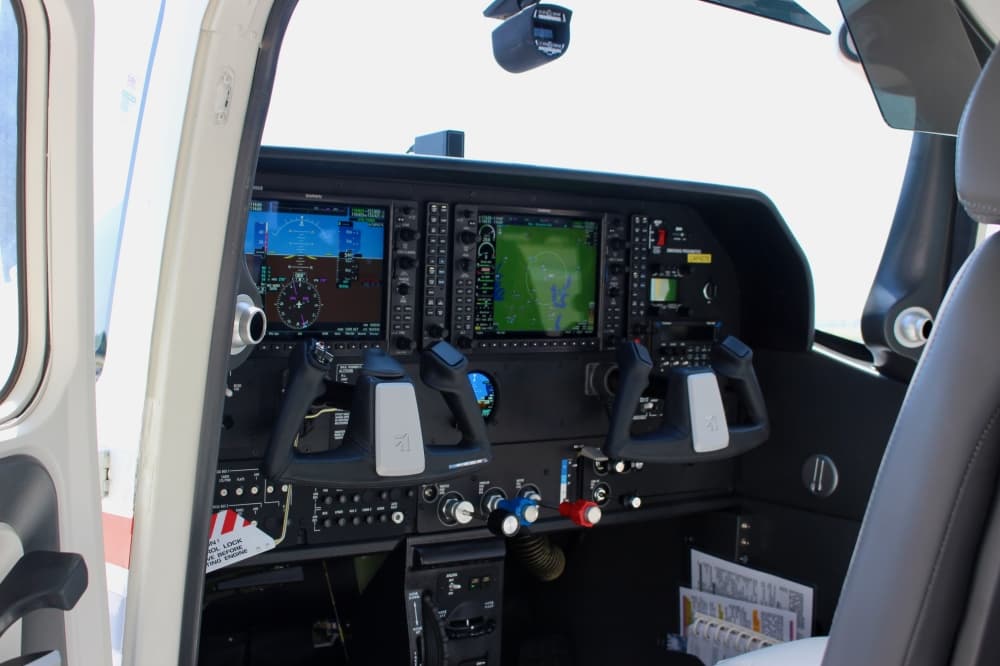Image of the Cessna 182 cockpit.