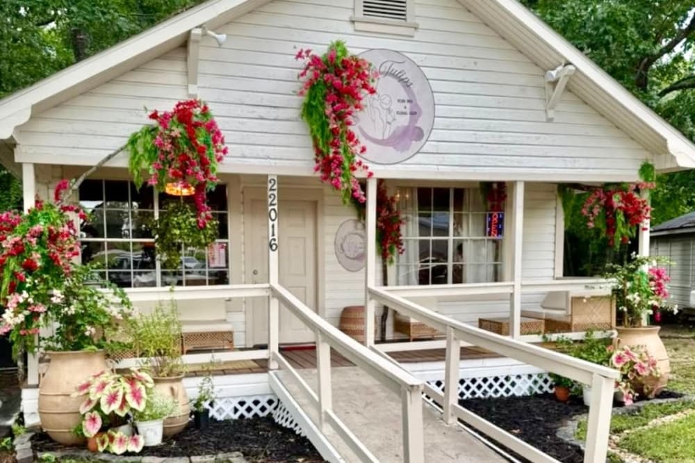 A taste of Italy and the smell of flowers unite in new Montgomery spot