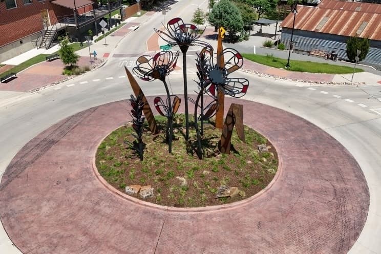 McKinney officials unveil sculpture at East Louisiana Street roundabout