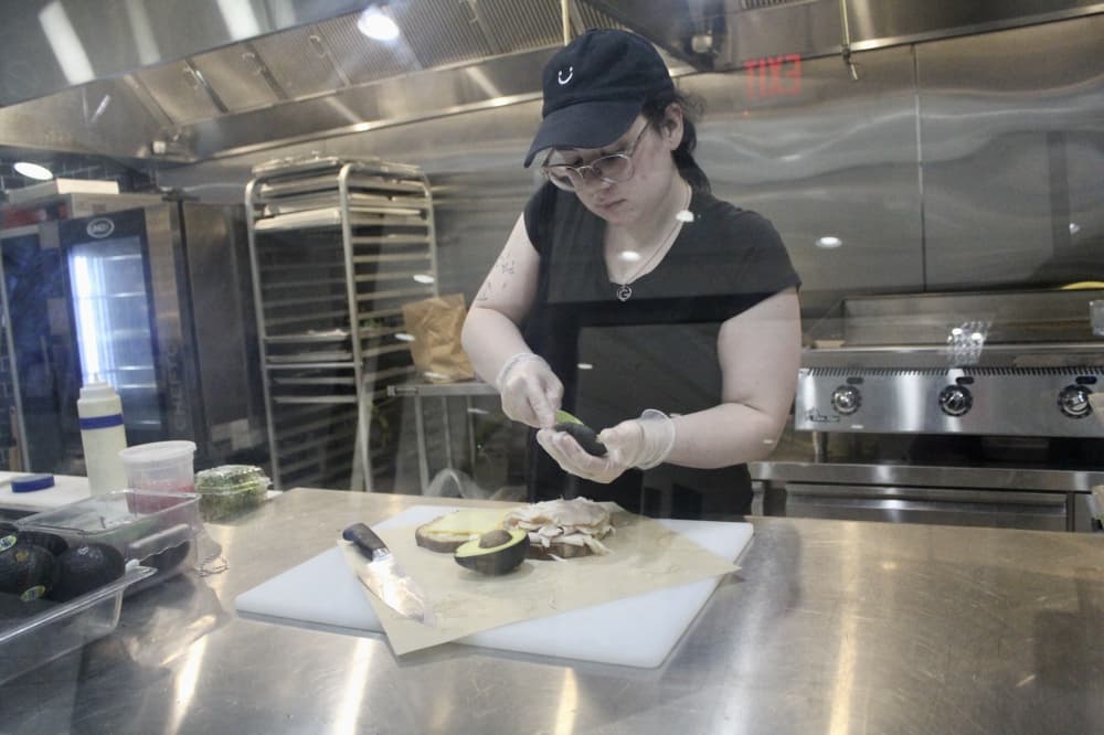 A Nourish Cafe employee prepares a turkey sandwich. (Jovanna Aguilar/Community Impact)