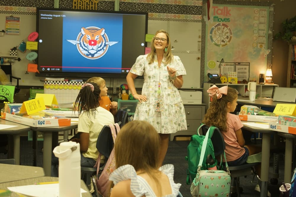 Holly Martin and her fourth grade class. (Heather McCullough/Community Impact)