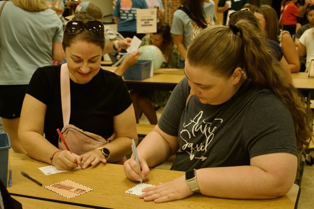 Parents write notes for GCISD students to be put up around the school. (Heather McCullough/Community Impact)