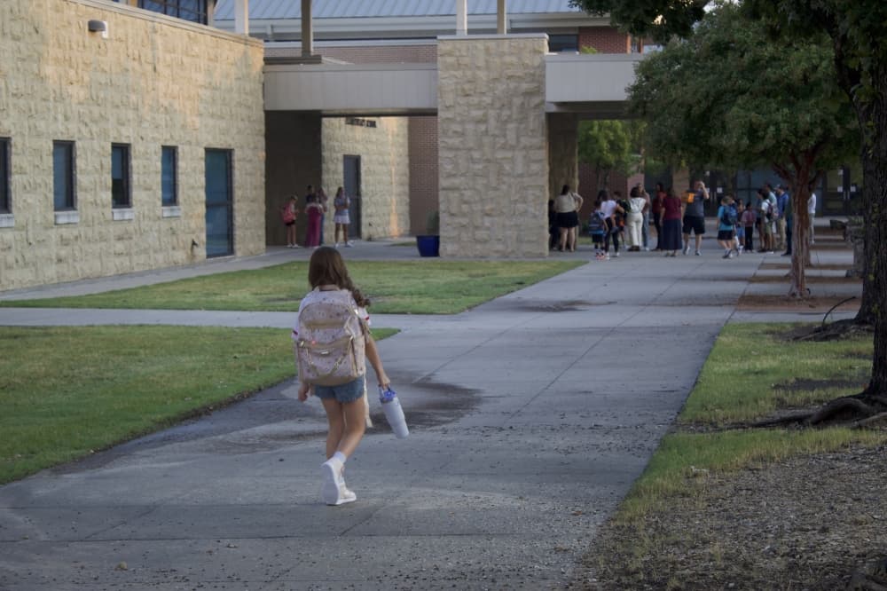 Students walk to Tadlock Elementary for the first day of school for Frisco ISD on Aug. 13. (Samantha Douty/Community Impact)