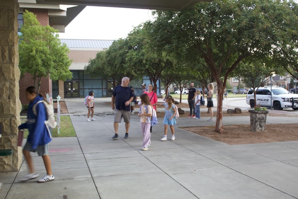 Students head inside Tadlock Elementary for the first day of school on Aug. 13. (Samantha Douty/Community Impact)