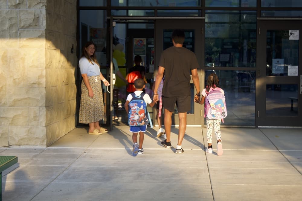 Students and their parents walk in to Tadlock Elementary for the first day of school on Aug. 13. (Samantha Douty/Community Impact)