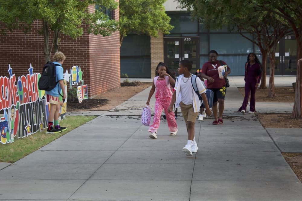 Students walk to Tadlock Elementary for the first day of school on Aug. 13. (Samantha Douty/Community Impact)