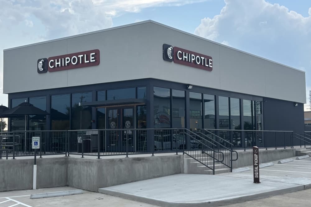 Chipotle opens on Pearland Parkway