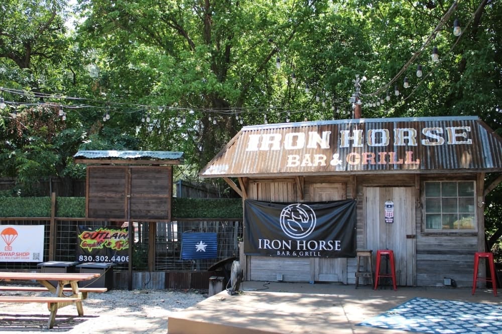 Iron Horse Bar has an outdoor seating area which features live music. (Andrew Creelman/Community Impact)