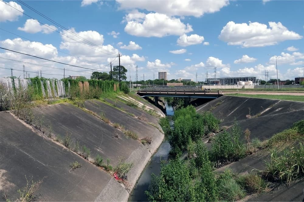 Cypress Ditch begins about 50 feet east of Chimney Rock Road and flows eastward to Brays Bayou. (Kevin Vu/Community Impact)