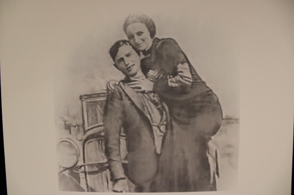 An image at the Talking Animals Bookstore of Bonnie and Clyde.