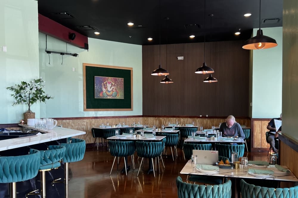 Popular dishes at the restaurant include chicken tikka masala, samosas and biryani. (Karoline Pfeil/Community Impact)