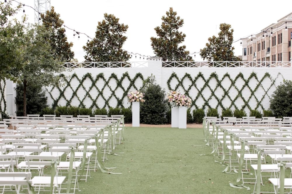 The venue features an oudoor courtyard area where couples can host their ceremony or reception. (Courtesy Amy Odom Photography)