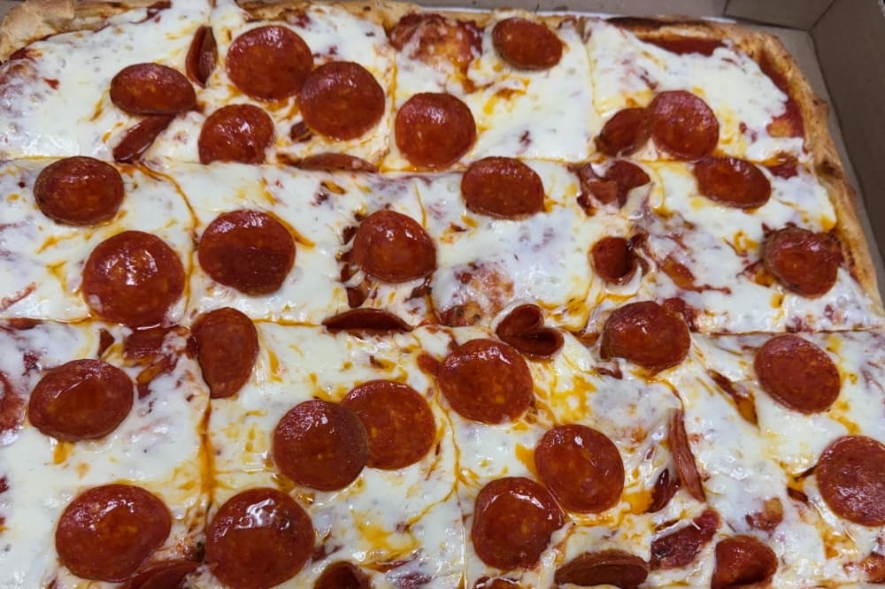 Enea's Pizzeria serves hand-tossed pizza, garlic knots in Roanoke