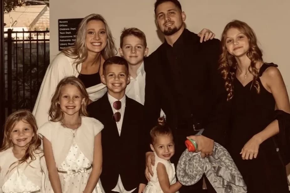 a family photos with six children