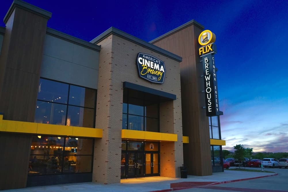 Fresh handcrafted pizza, burgers, and award-winning craft beer brewed in-house at Flix Brewhouse Frisco, Texas’s only first-run cinema brewery combining restaurant-quality dining, local brews, and blockbuster movies in one unforgettable experience.
