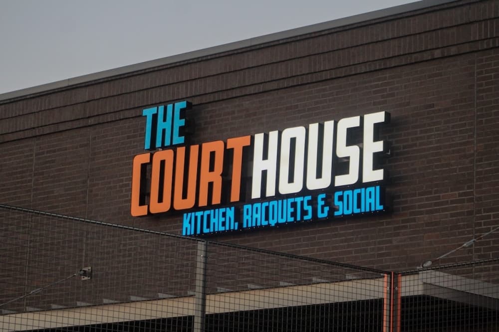 a building sign that says the courthouse