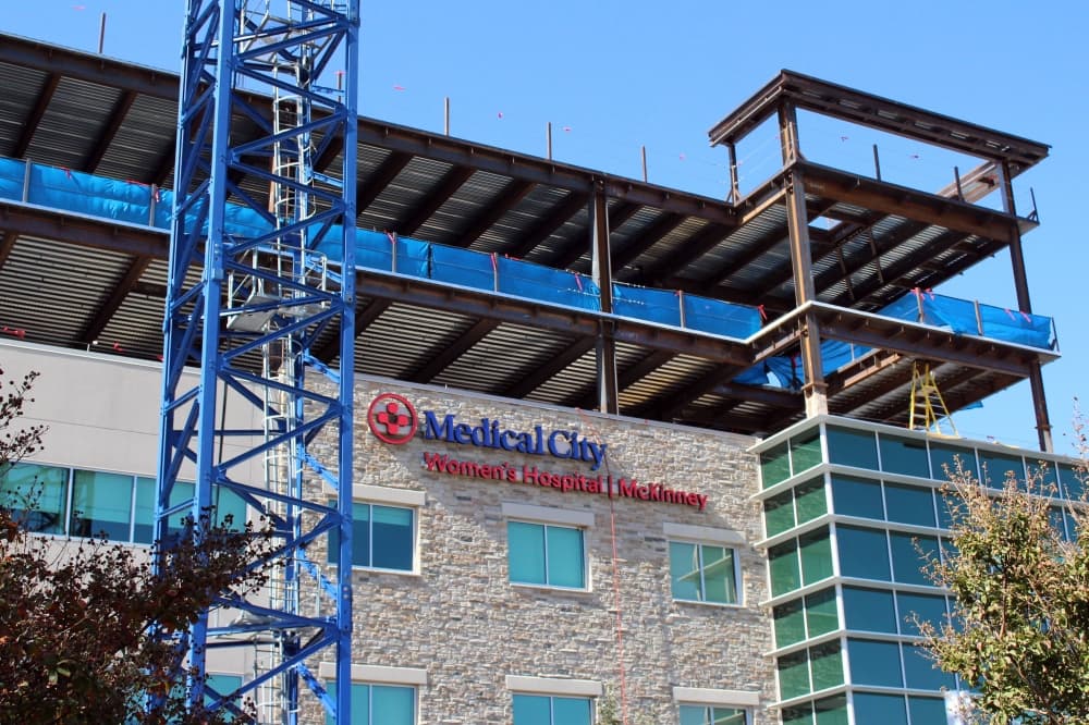 Medical City McKinney officials hosts topping-out ceremony for $142M expansion project