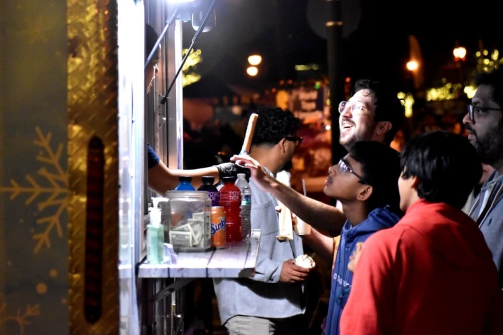 churro getting handed to a customer 