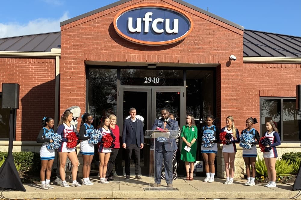 UFCU donates $20K to pay off student lunch balances in Pearland, Alvin ISDs