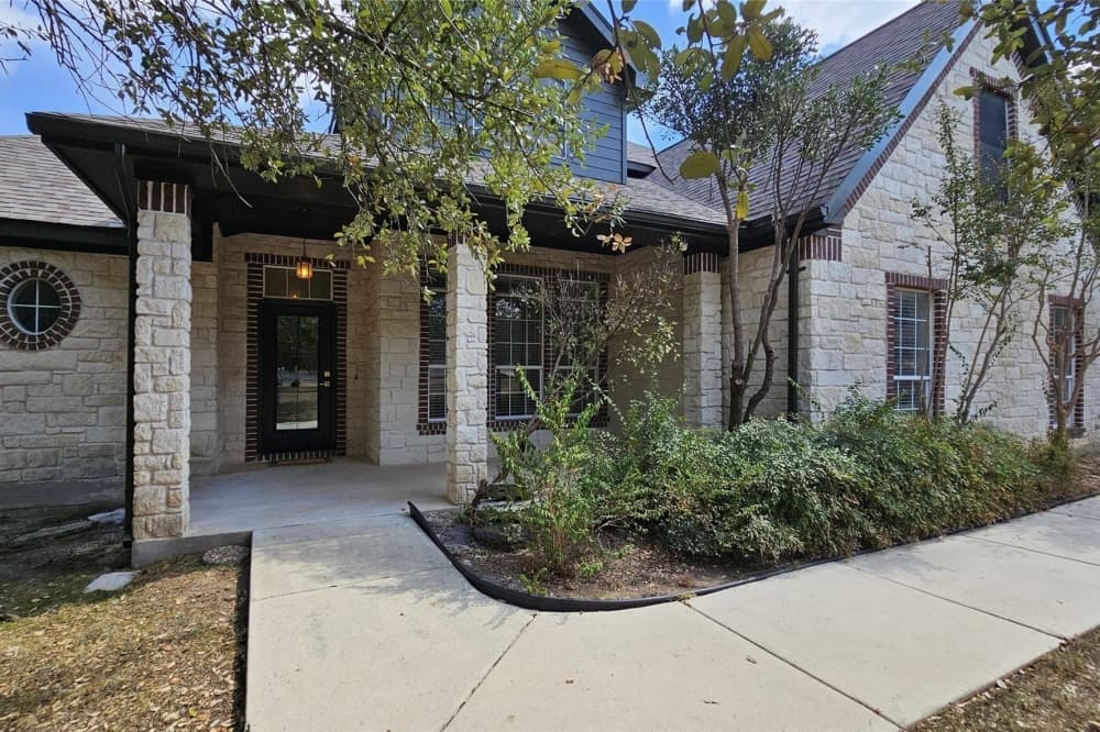 Lake Georgetown Estates neighborhood features custom-built homes on multiacre lots