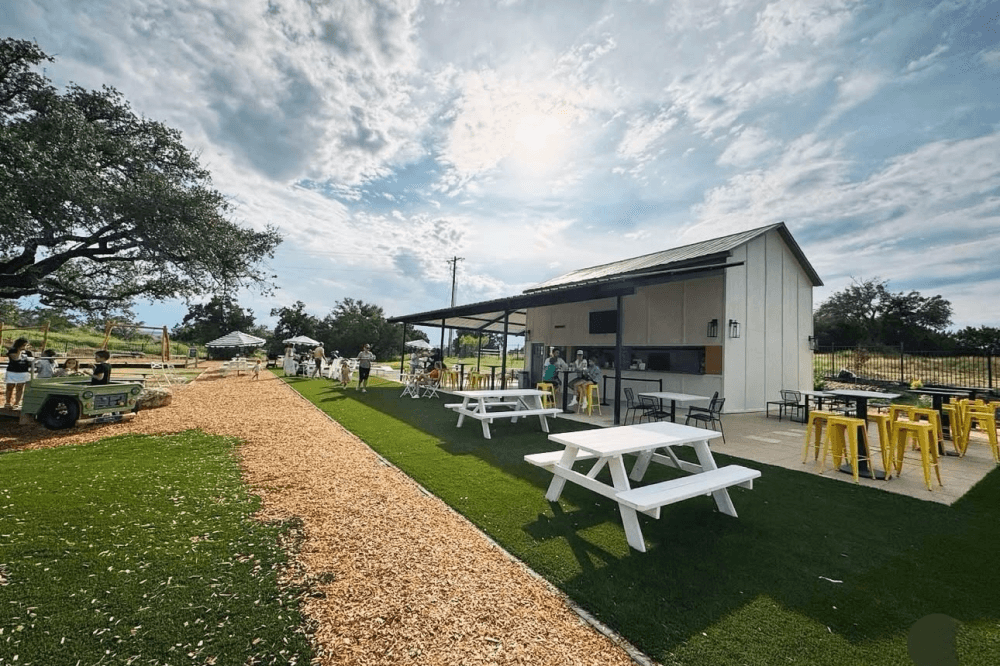 Winston's in Spicewood outdoor area