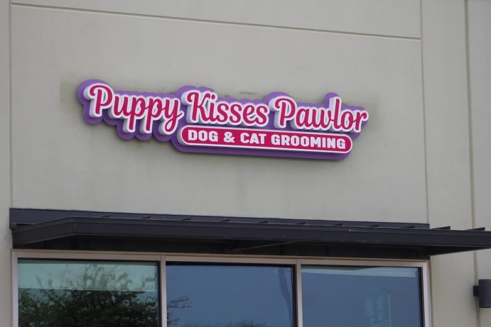 Veteran-owned Puppy Kisses Pawlor receives new signage in Cibolo