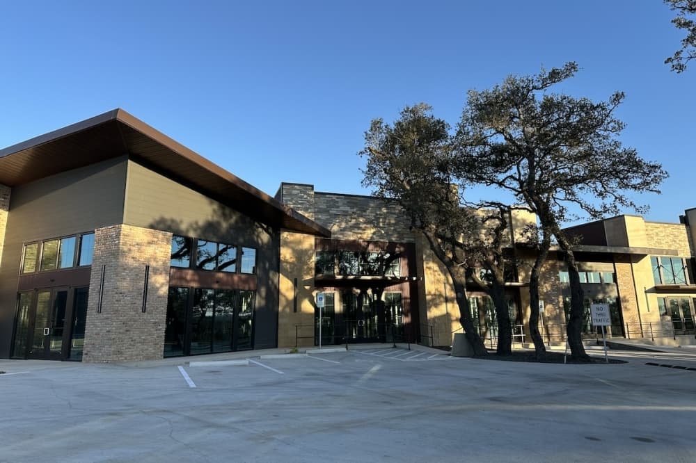 New retail center now complete off Fitzhugh Road