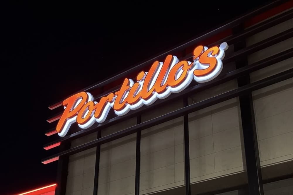 Portillo's now offers Chicago-style hotdogs, beef sandwiches, at Tanger Outlets Fort Worth