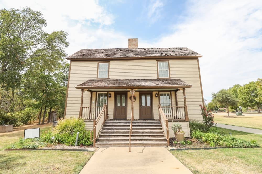 an old historic home in Allen