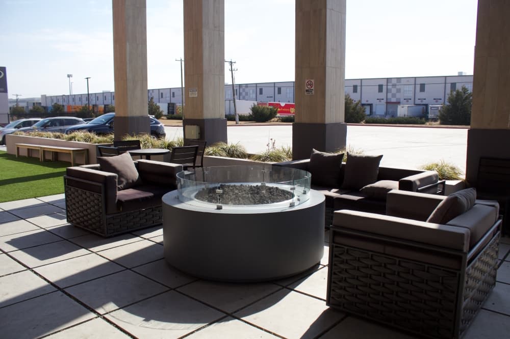 Three Wide Brewing has an outdoor patio space where guests can eat and drink. (Heather McCullough/Community Impact)
