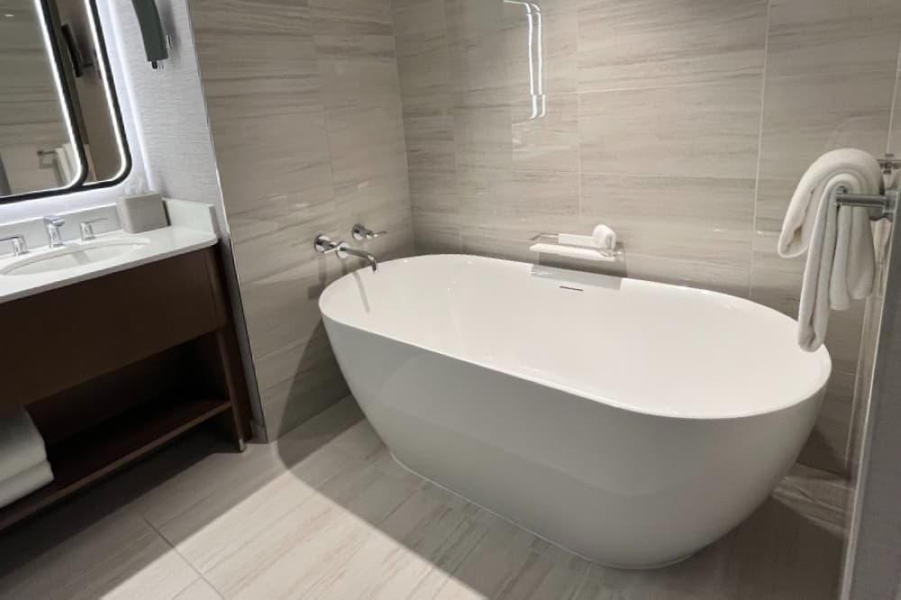 bathtub at Grand Hyatt DFW