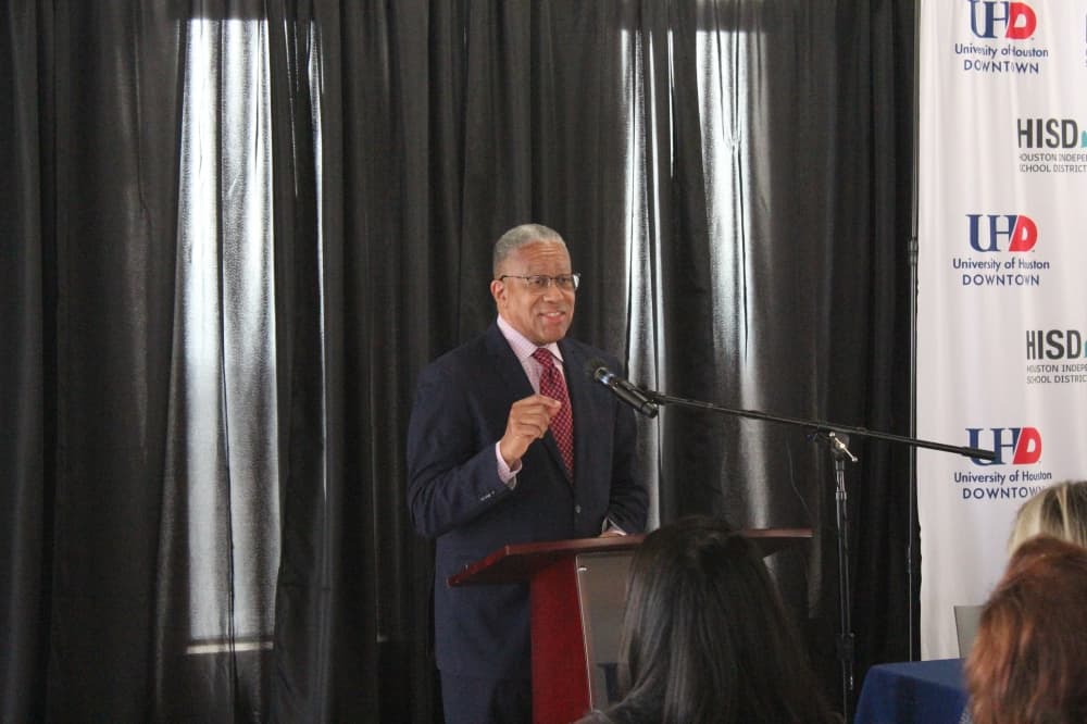 University of Houston-Downtown to guarantee admission for Houston ISD graduates